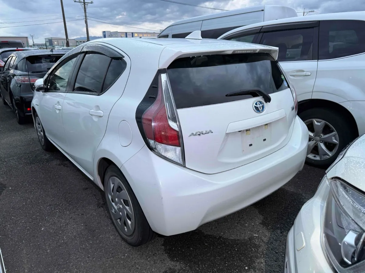 2016 Toyota Aqua Carousel 4