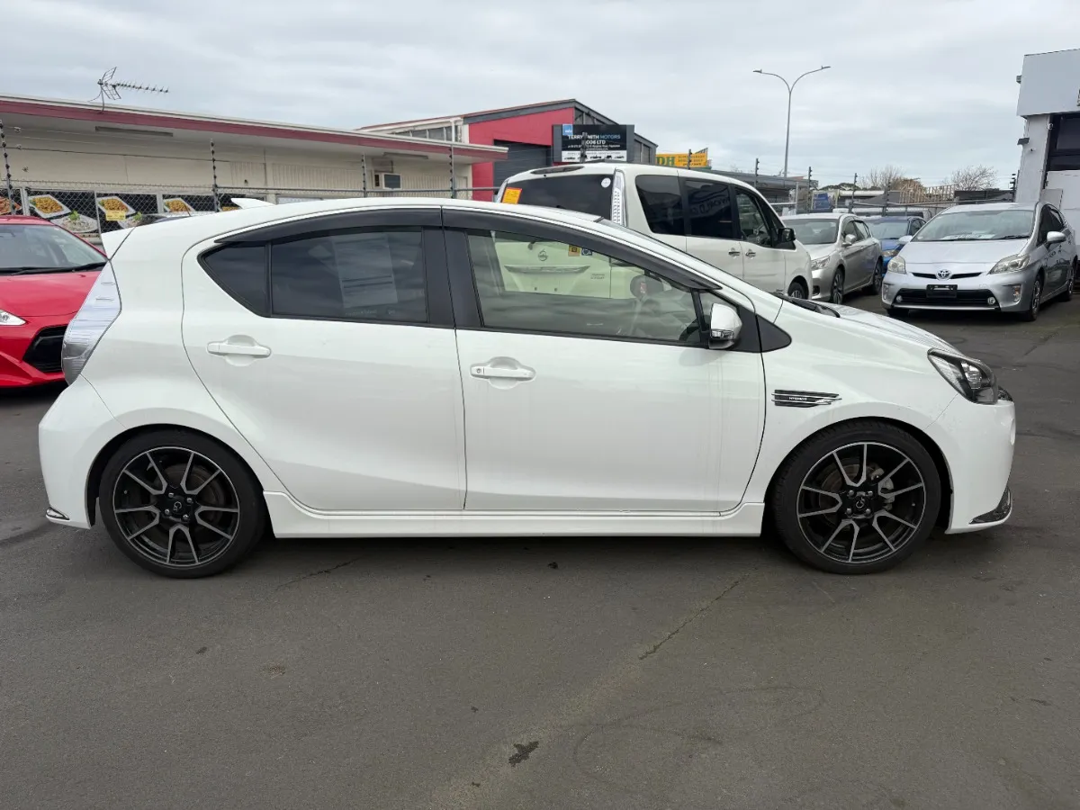 2014 Toyota Aqua Carousel 4