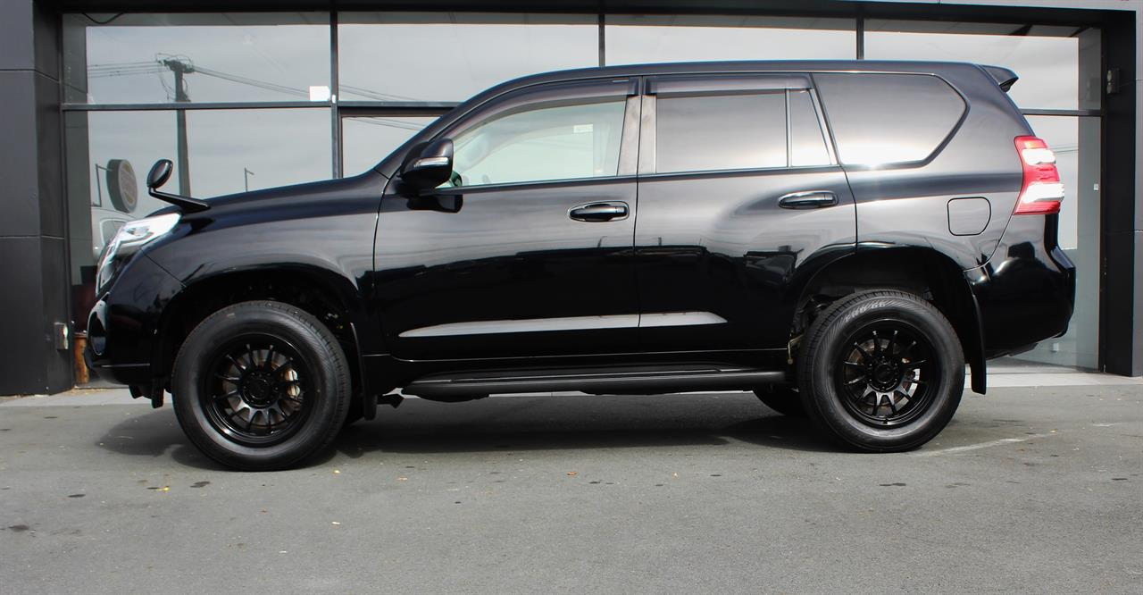 2017 Toyota LAND CRUISER PRADO TX Carousel 2