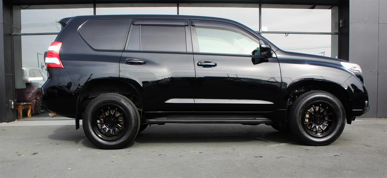 2017 Toyota LAND CRUISER PRADO TX Carousel 9