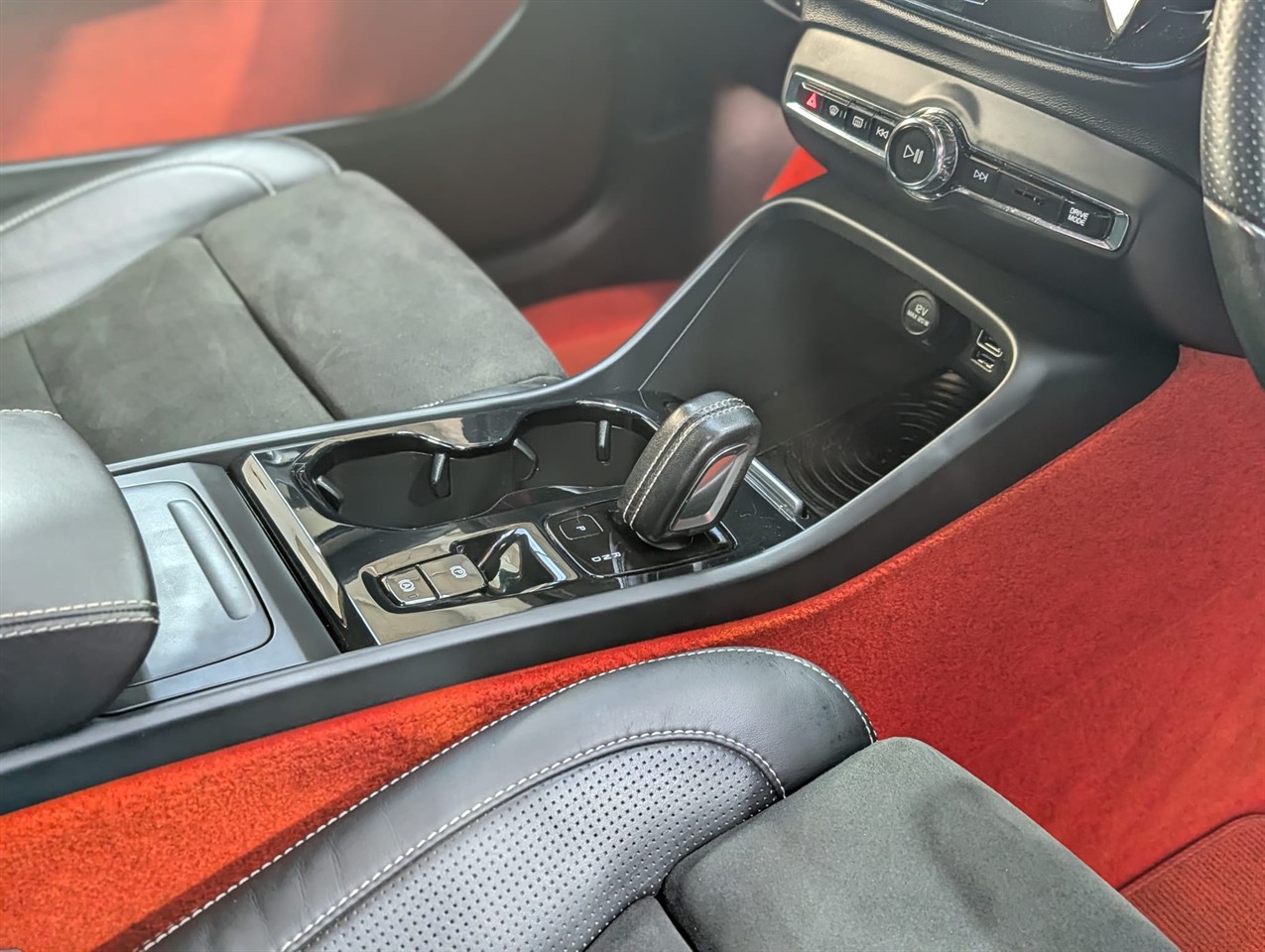 2018 Volvo XC40 4wd R Design T5 Carousel 13