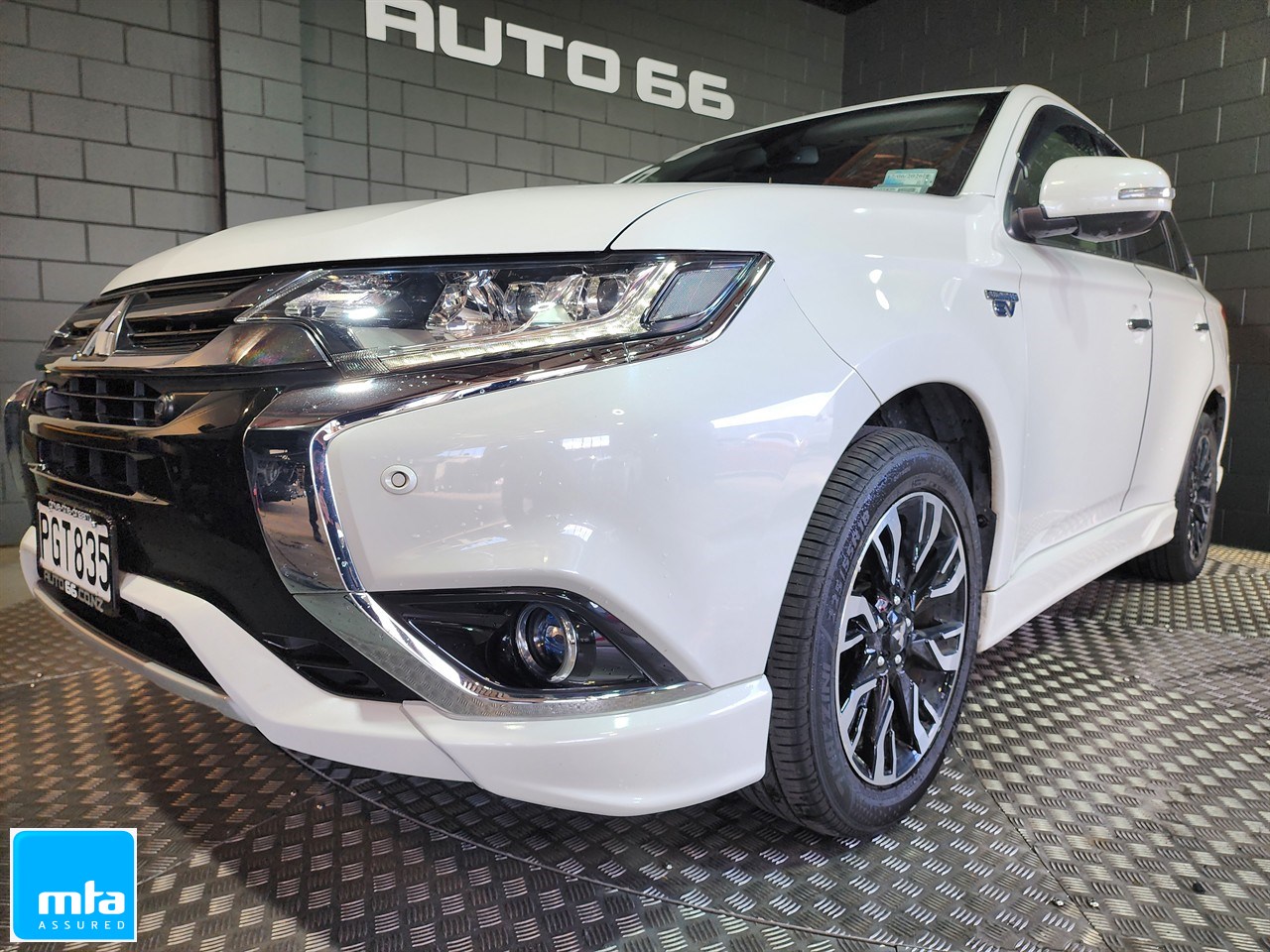 2015 Mitsubishi Outlander PLUG IN HYBRID Carousel 3
