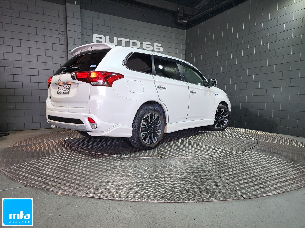 2015 Mitsubishi Outlander PLUG IN HYBRID Carousel 2