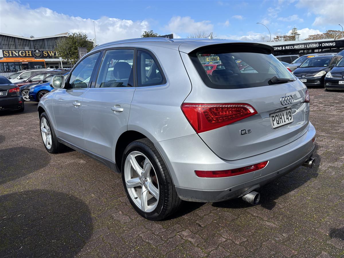 2009 Audi Q5 2.0T Quattro Carousel 2