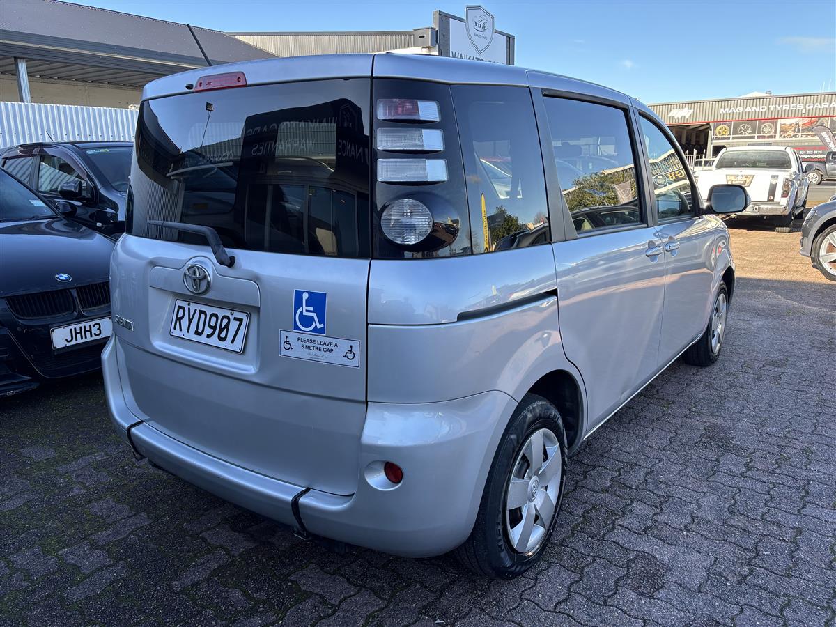 2008 Toyota Sienta Wheelchair Accessible Carousel 3