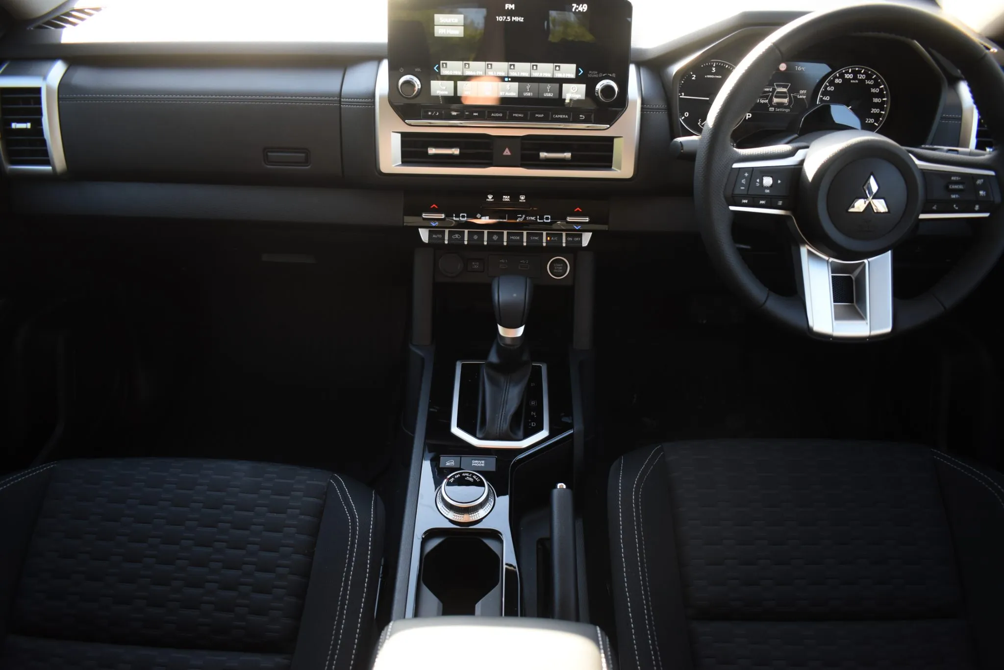 2025 Mitsubishi Triton DC GLX-R 4WD AUTO Carousel 9