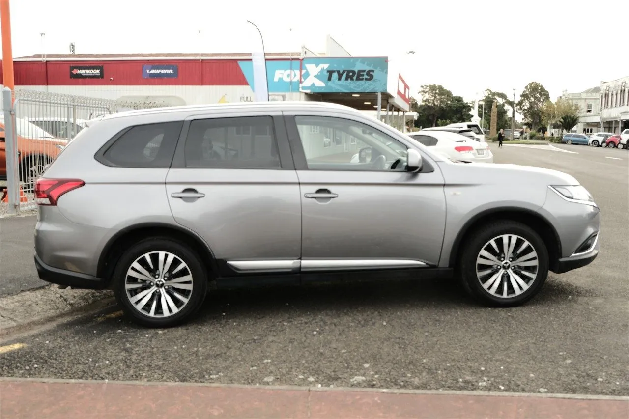 2022 Mitsubishi Outlander LS Carousel 1