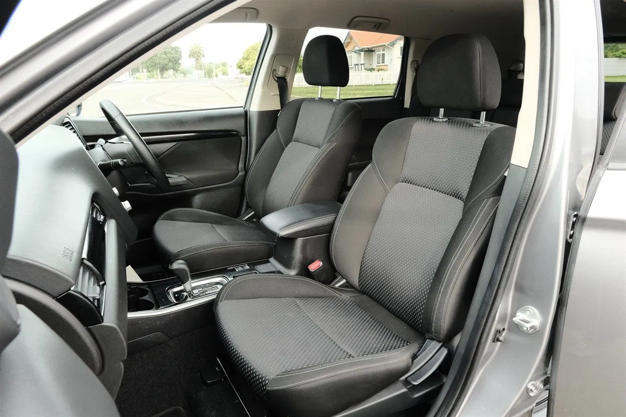 2022 Mitsubishi Outlander LS Carousel 6