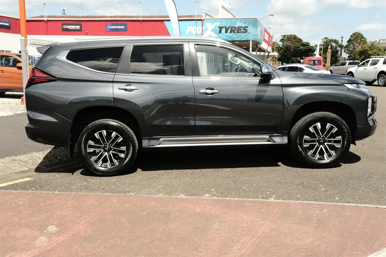 2023 Mitsubishi Pajero Sport VRX Carousel 1