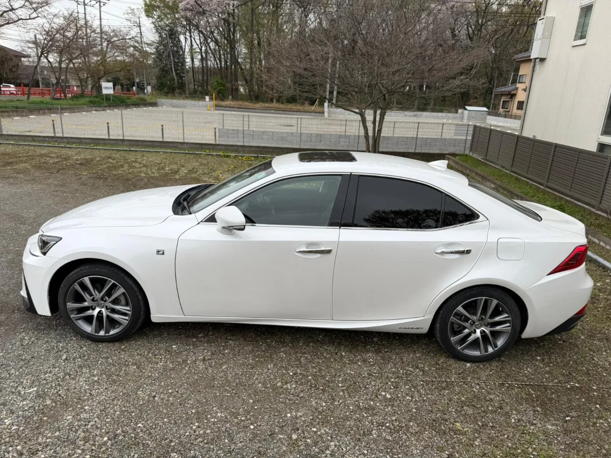 2017 Lexus IS 300h Carousel 7