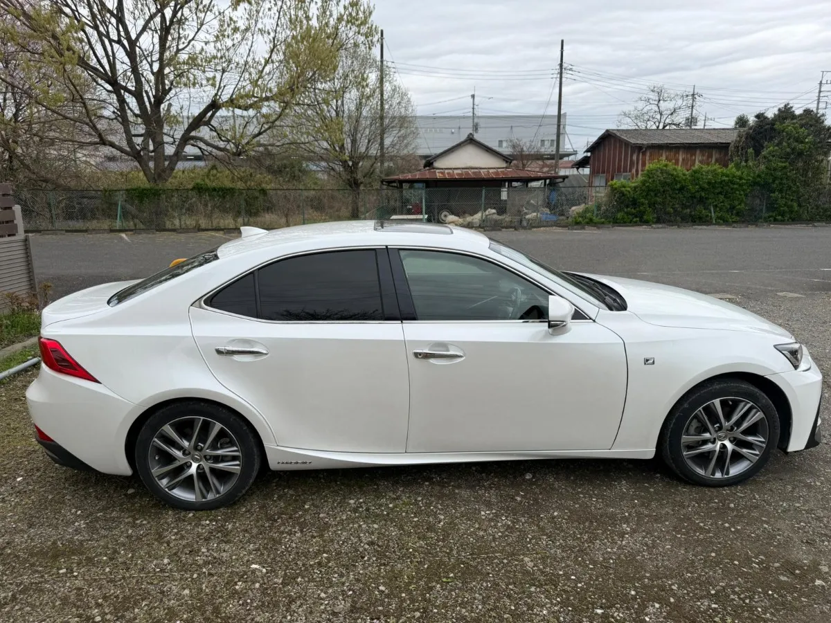 2017 Lexus IS 300h Carousel 3