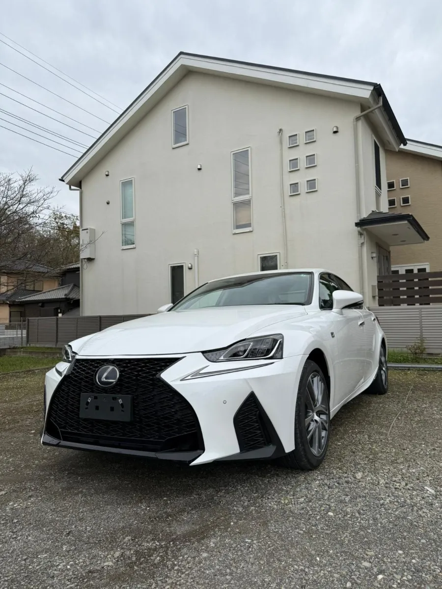 2017 Lexus IS 300h Carousel 8