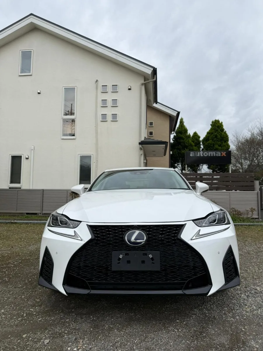 2017 Lexus IS 300h Carousel 9