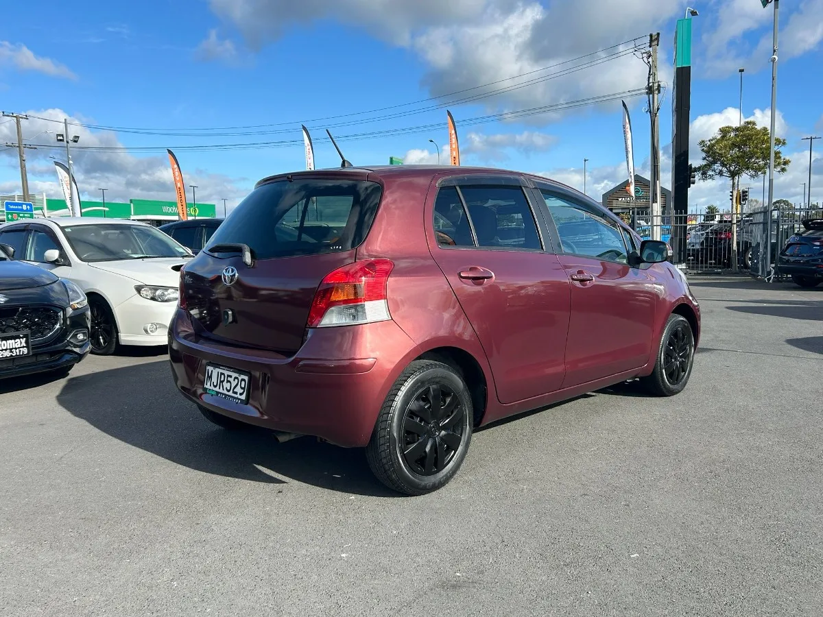 2009 Toyota Vitz Carousel 3