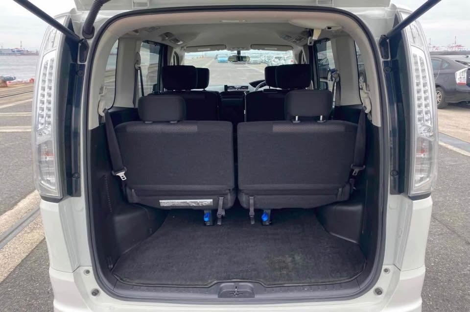 2013 Nissan Serena  Carousel 7