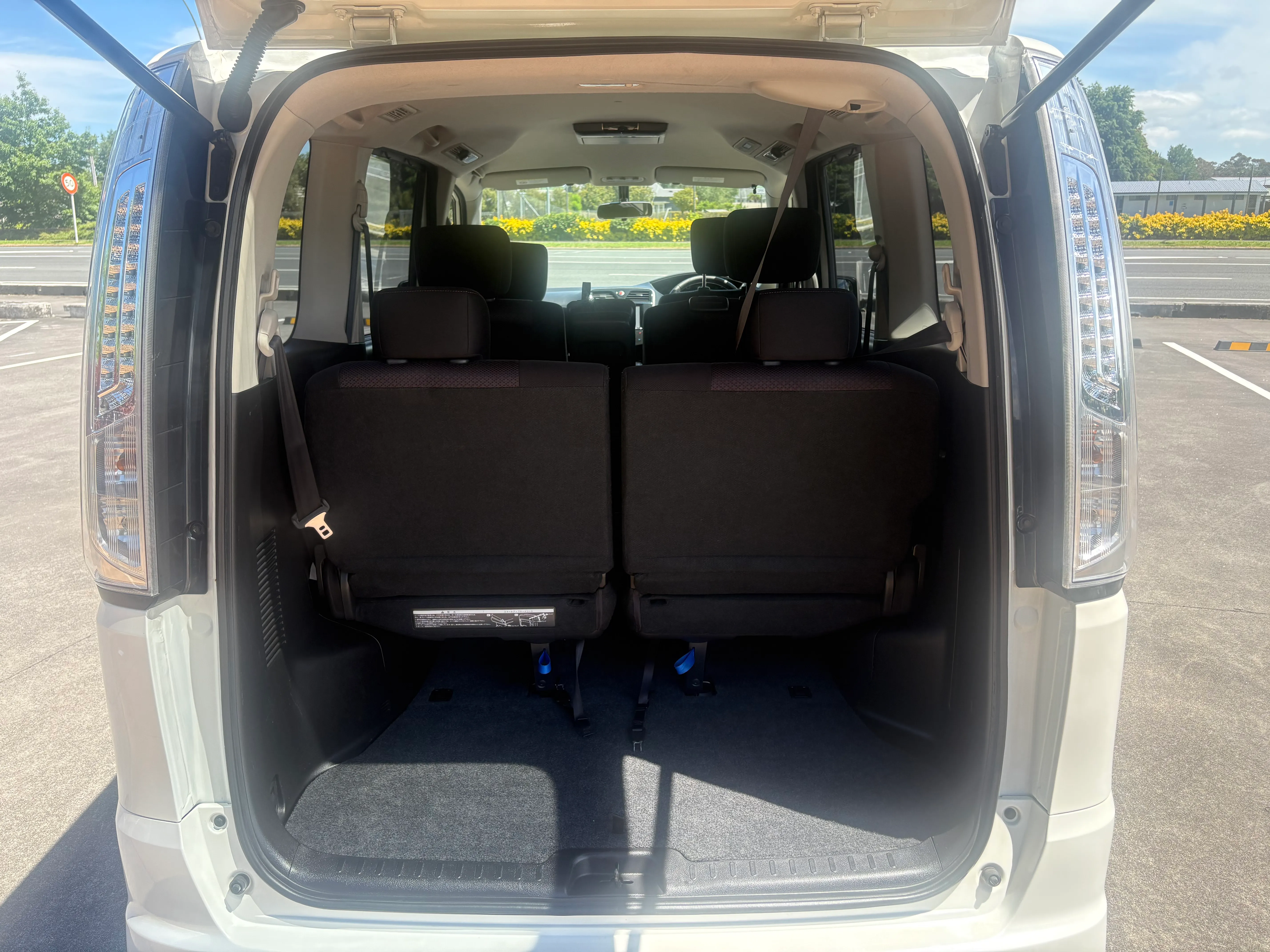 2013 Nissan Serena highway star hybrid Carousel 4