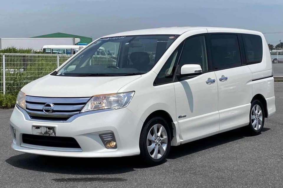 2012 Nissan Serena Carousel 1