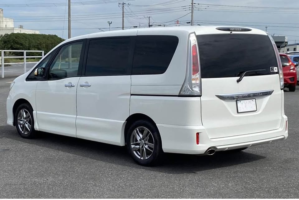 2011 Nissan Serena Carousel 2