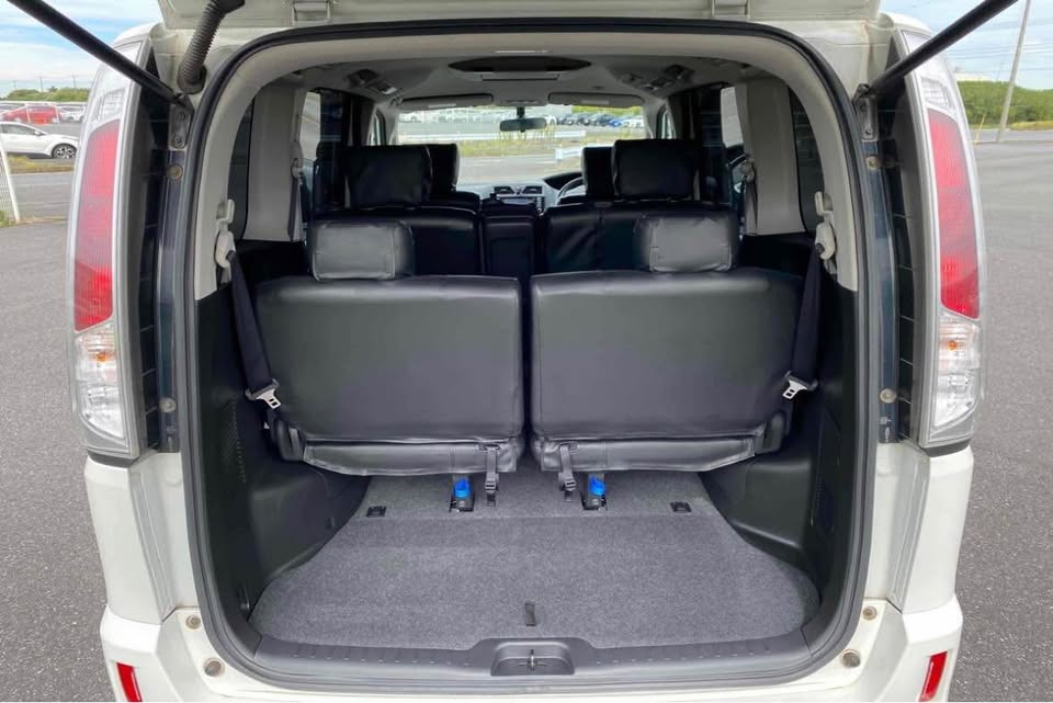 2011 Nissan Serena Carousel 6