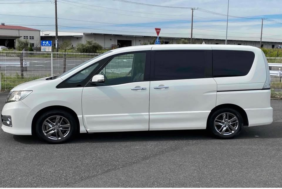 2011 Nissan Serena Carousel 1