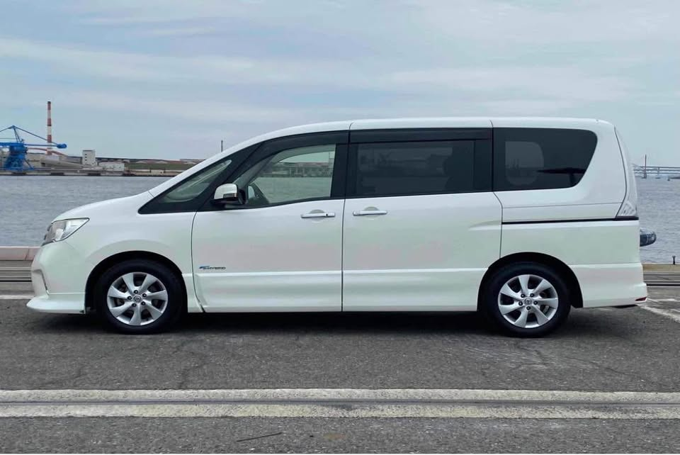 2013 Nissan Serena  Carousel 1