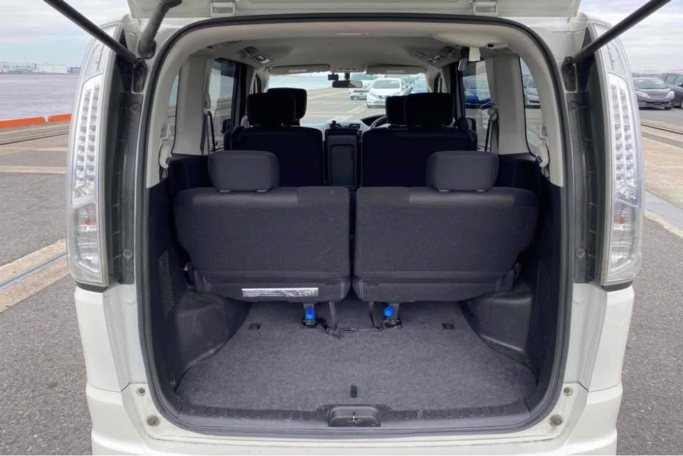 2012 Nissan Serena Carousel 7