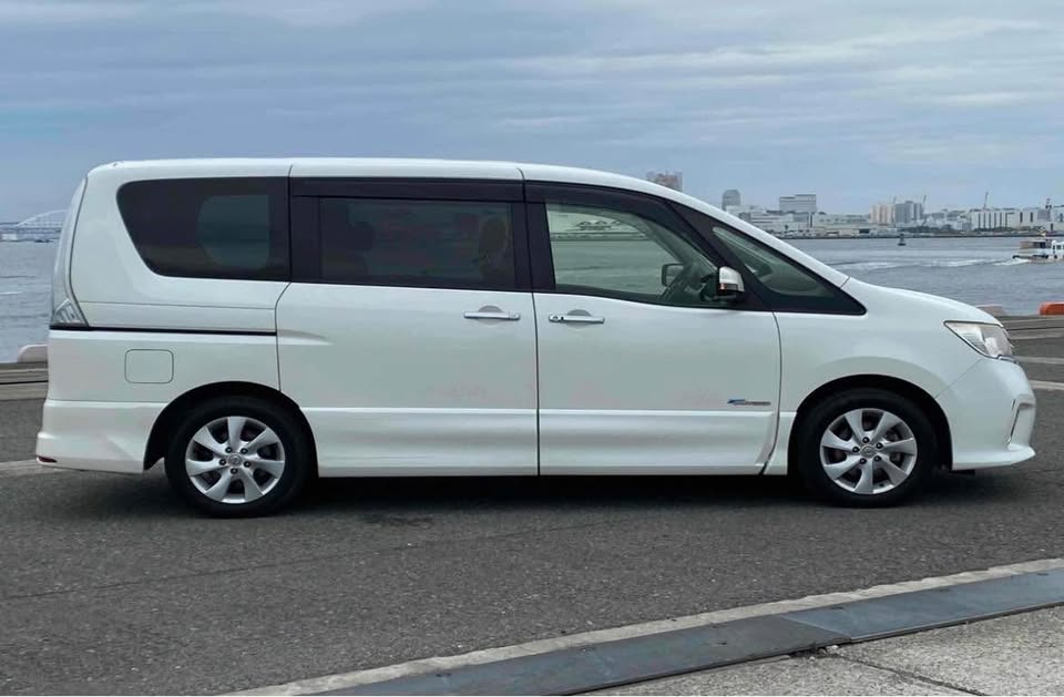 2012 Nissan Serena Carousel 1