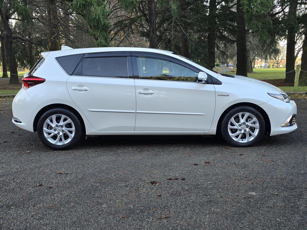 2016 Toyota Auris HYBRID Carousel 12
