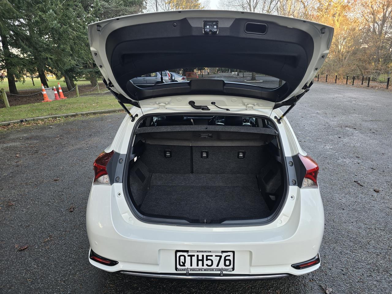 2016 Toyota Auris HYBRID Carousel 7
