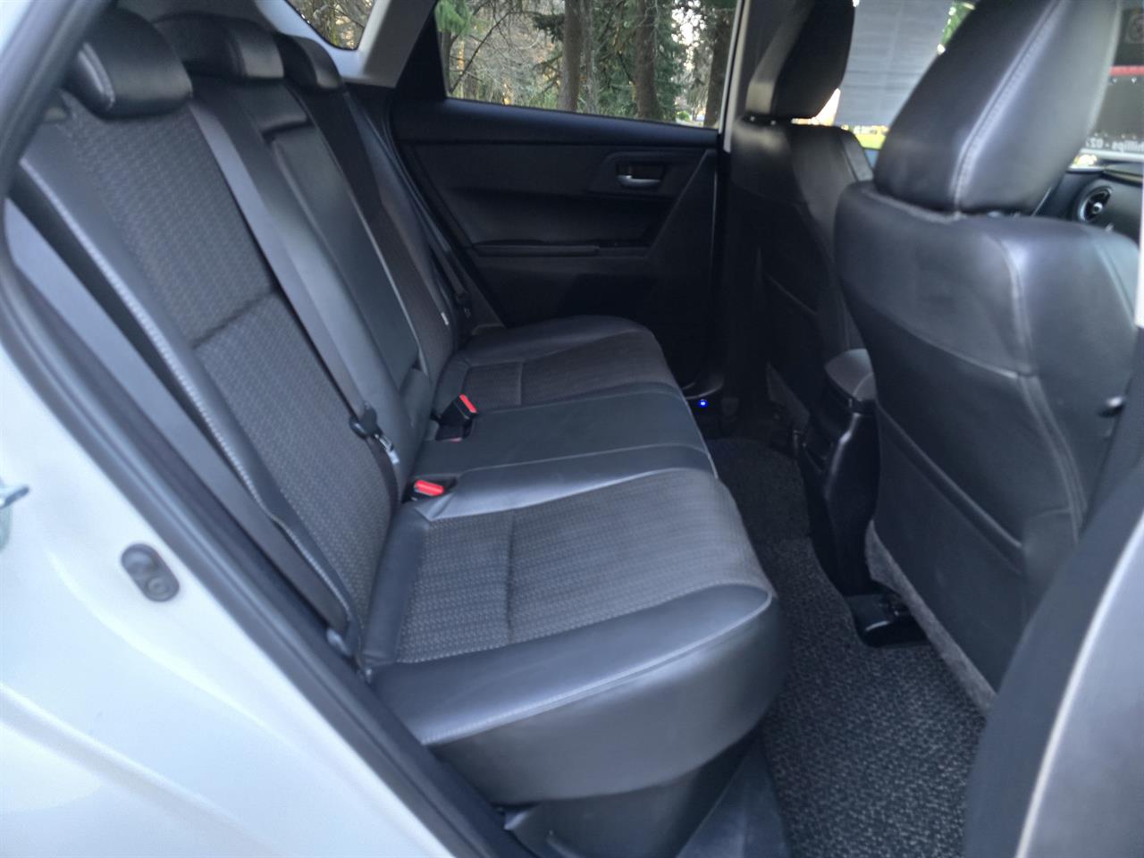 2016 Toyota Auris HYBRID Carousel 6