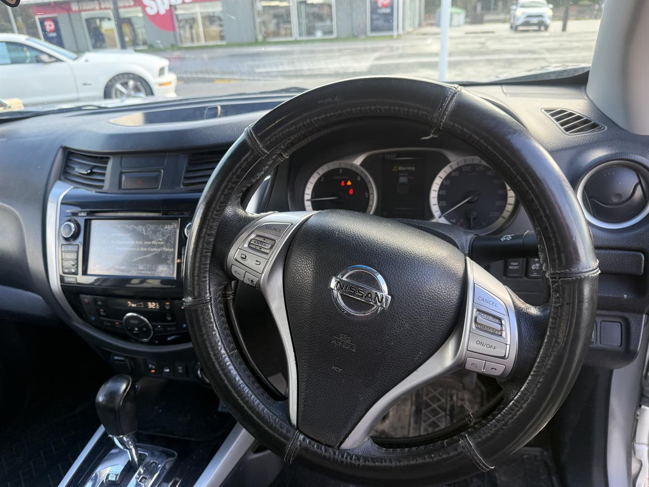 2015 Nissan Navara ST-X 4WD Collage 1