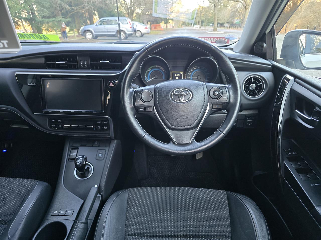 2016 Toyota Auris HYBRID Carousel 1