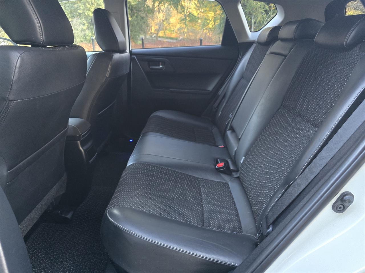 2016 Toyota Auris HYBRID Carousel 5