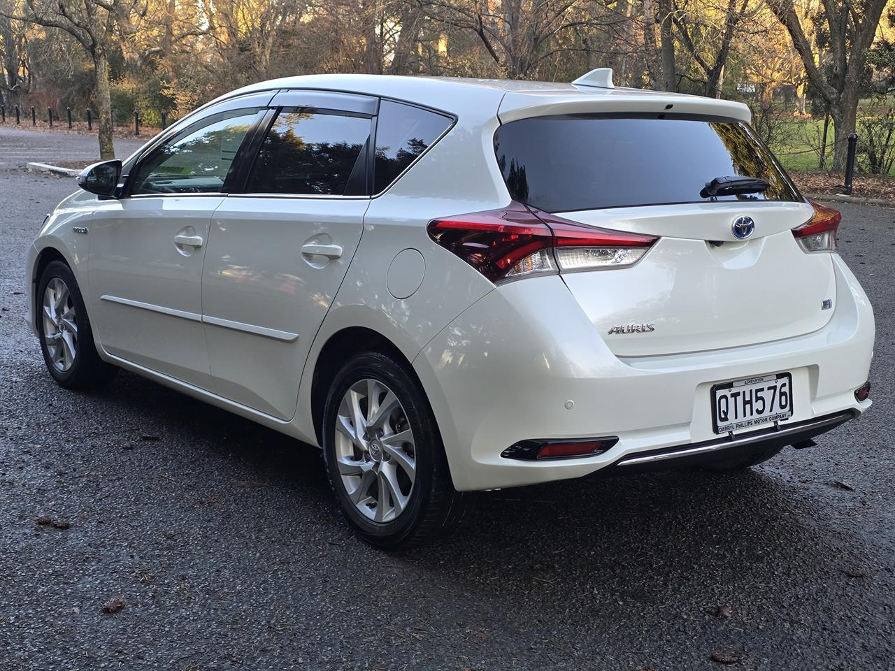 2016 Toyota Auris HYBRID Carousel 10