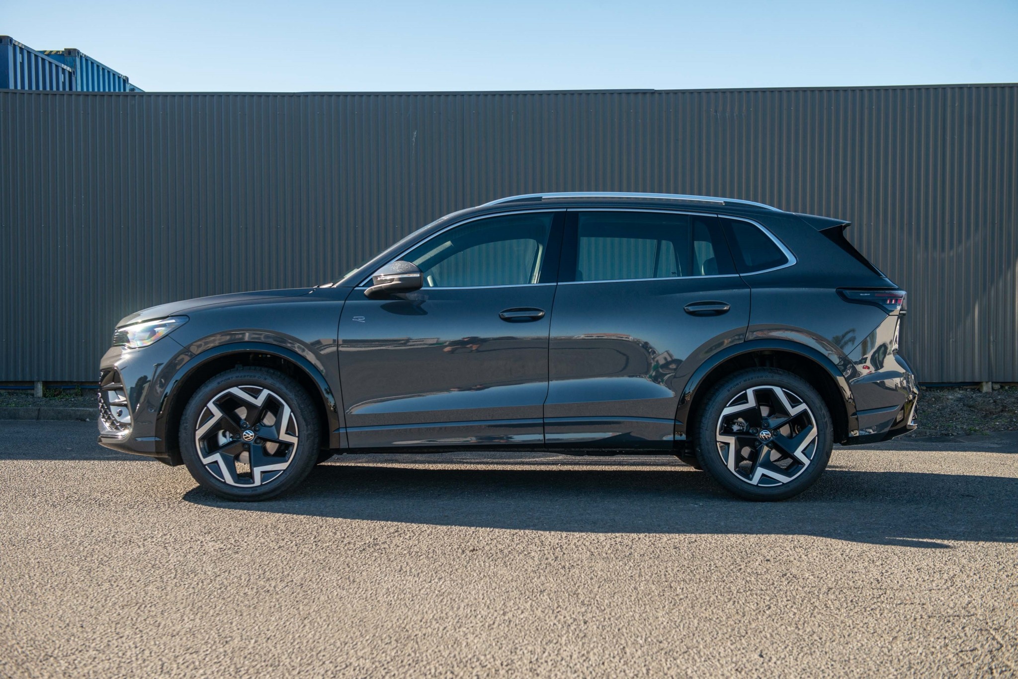 2026 Volkswagen Tiguan R-Line 2WD with Touring package Carousel 9