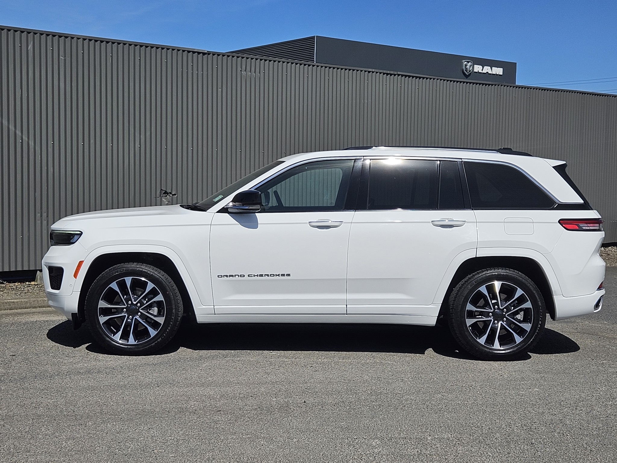 2024 Jeep Grand Cherokee Overland 3.6P/4Wd Carousel 6