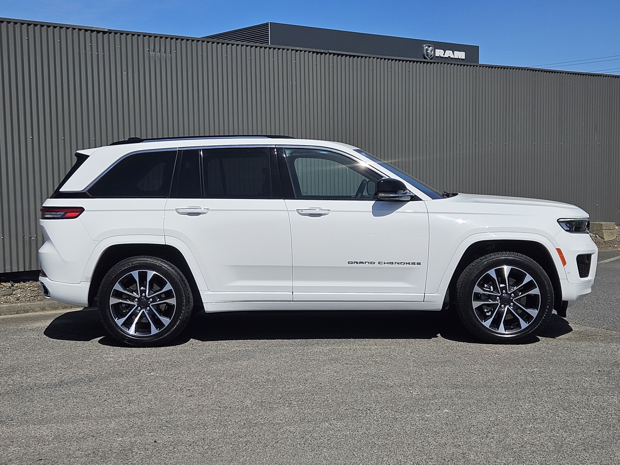 2024 Jeep Grand Cherokee Overland 3.6P/4Wd Carousel 1