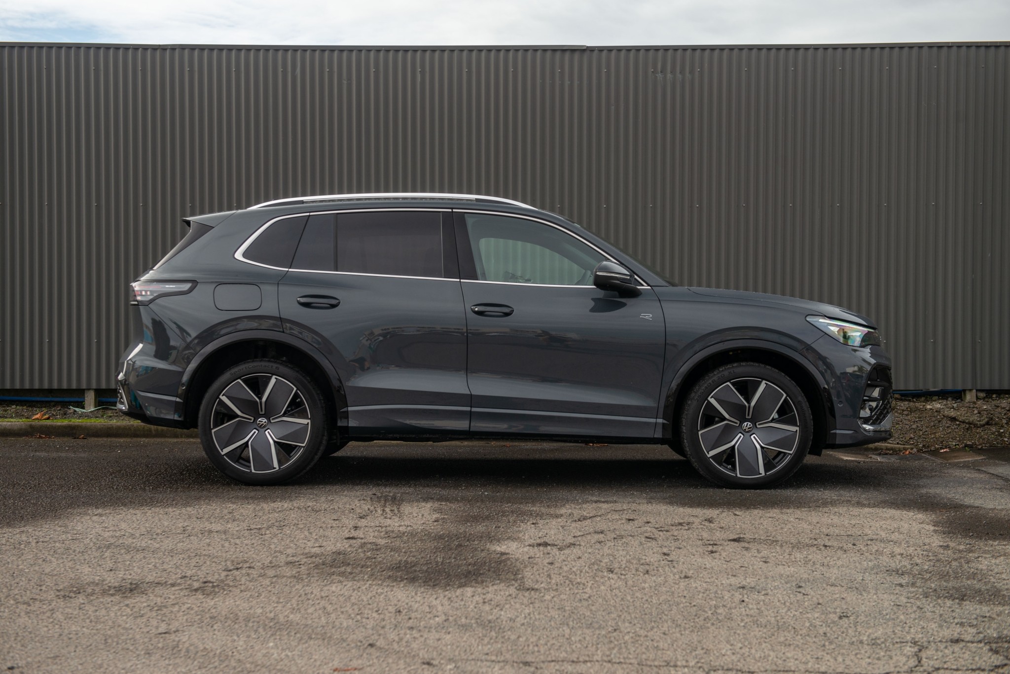 2026 Volkswagen Tiguan R-Line AWD with Touring Package Carousel 4