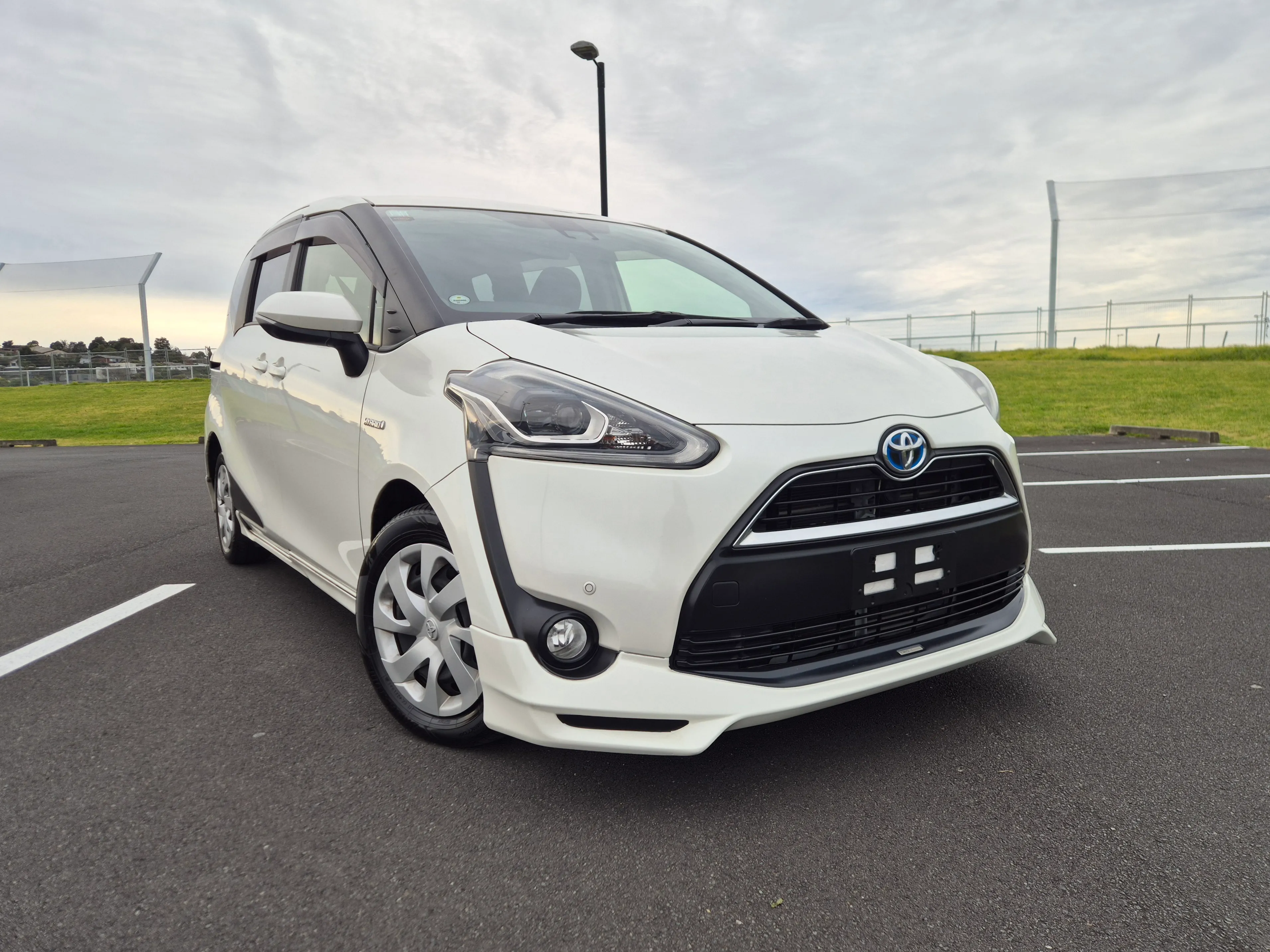 2017 Toyota Sienta Hybrid G - Package 1500cc | 7 Seater
