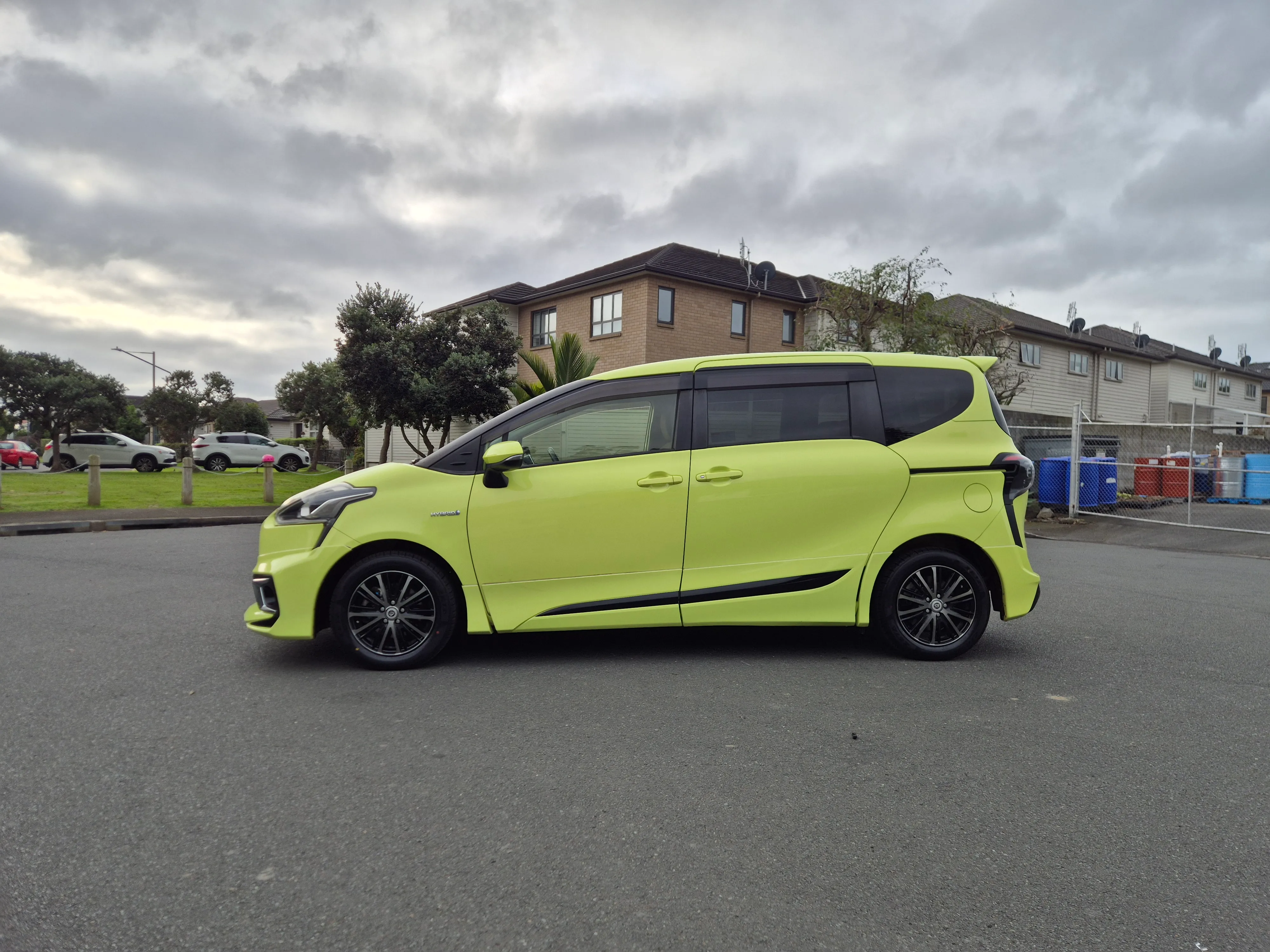 2015 Toyota Sienta Hybrid G - Package 1500cc 7 Seater Carousel 7