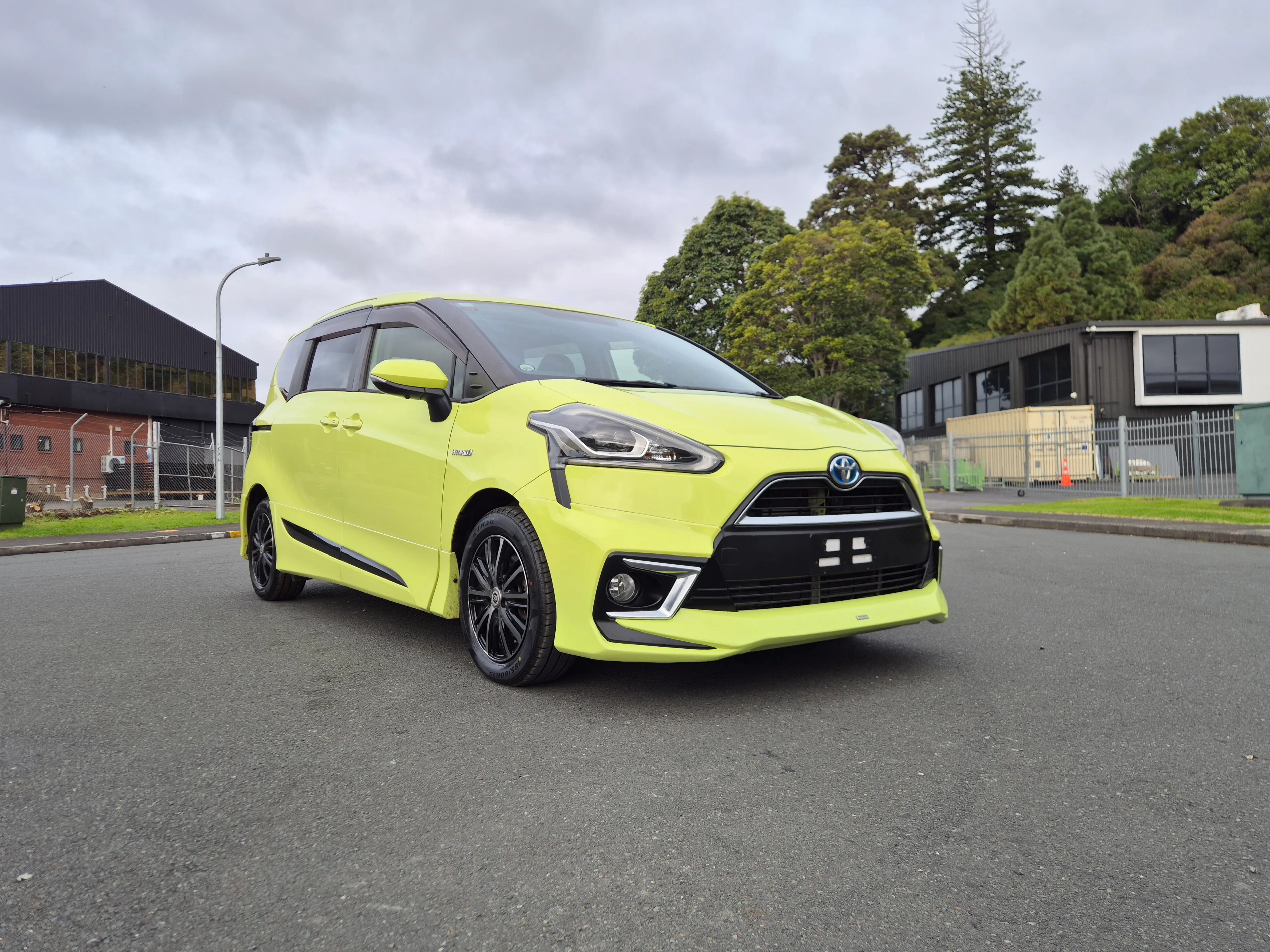 2015 Toyota Sienta Hybrid G - Package 1500cc 7 Seater Carousel 4