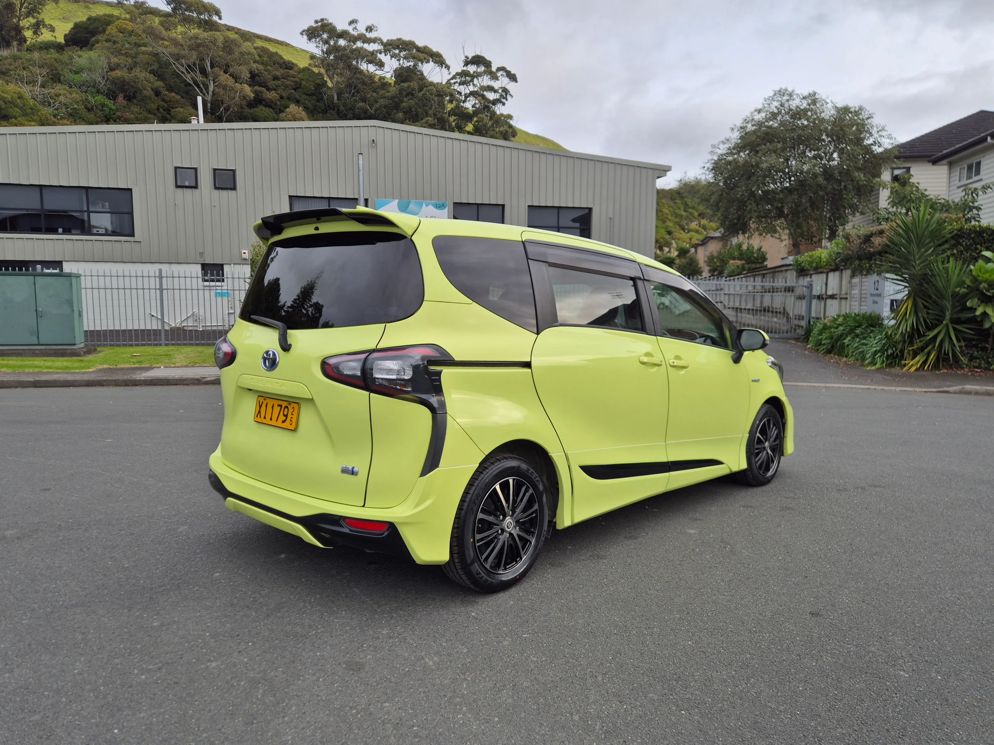 2015 Toyota Sienta Hybrid G - Package 1500cc 7 Seater Carousel 3