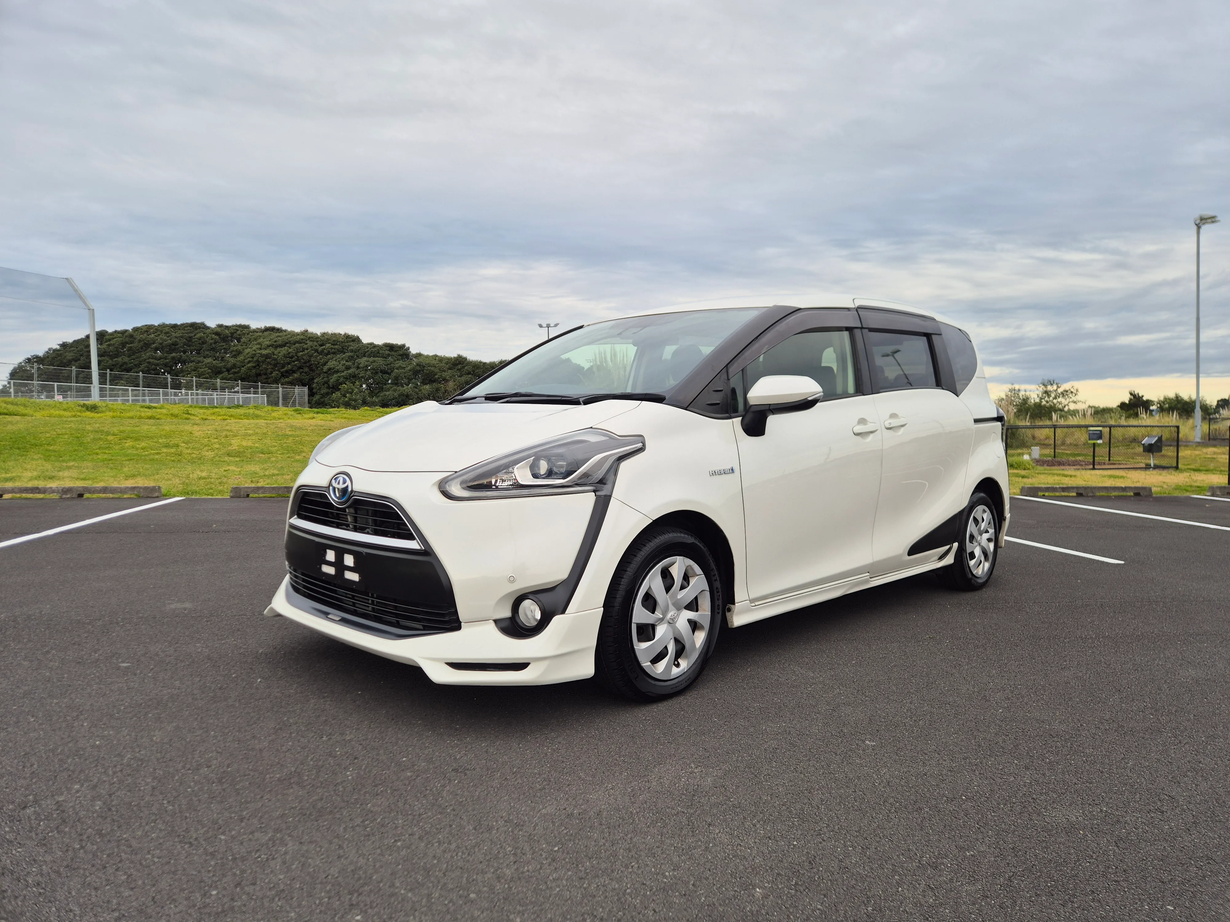2017 Toyota Sienta Hybrid G - Package 1500cc | 7 Seater Carousel 10