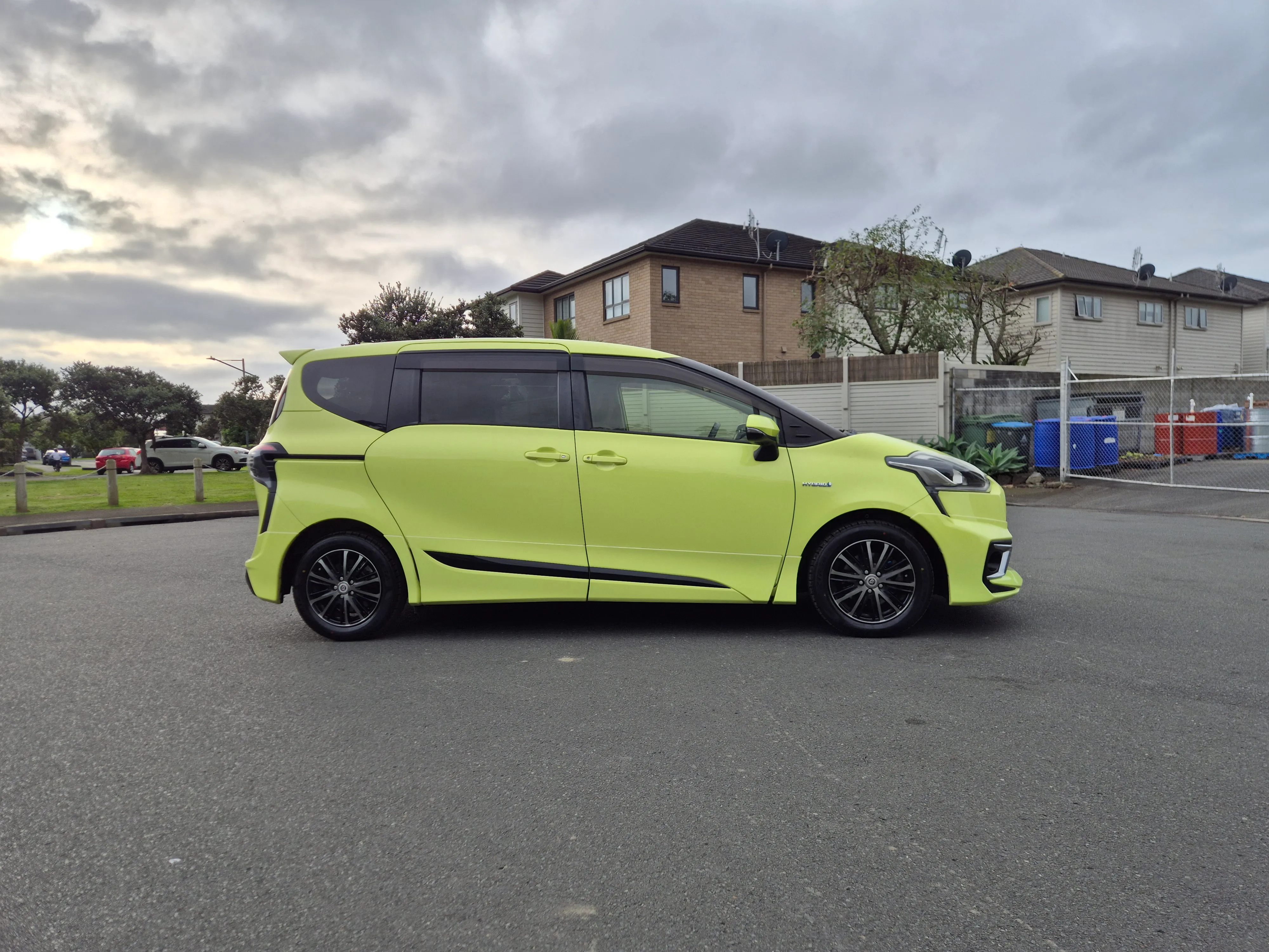 2015 Toyota Sienta Hybrid G - Package 1500cc 7 Seater Carousel 2