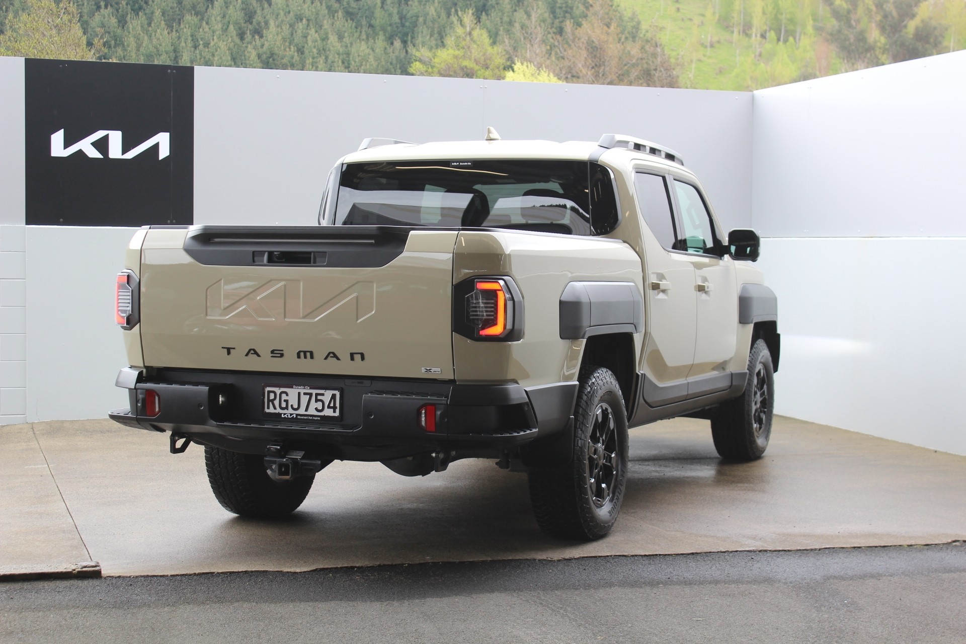 2025 Kia Tasman X-Pro 2.2 Diesel 4WD Dual Cab Wellside Collage 2