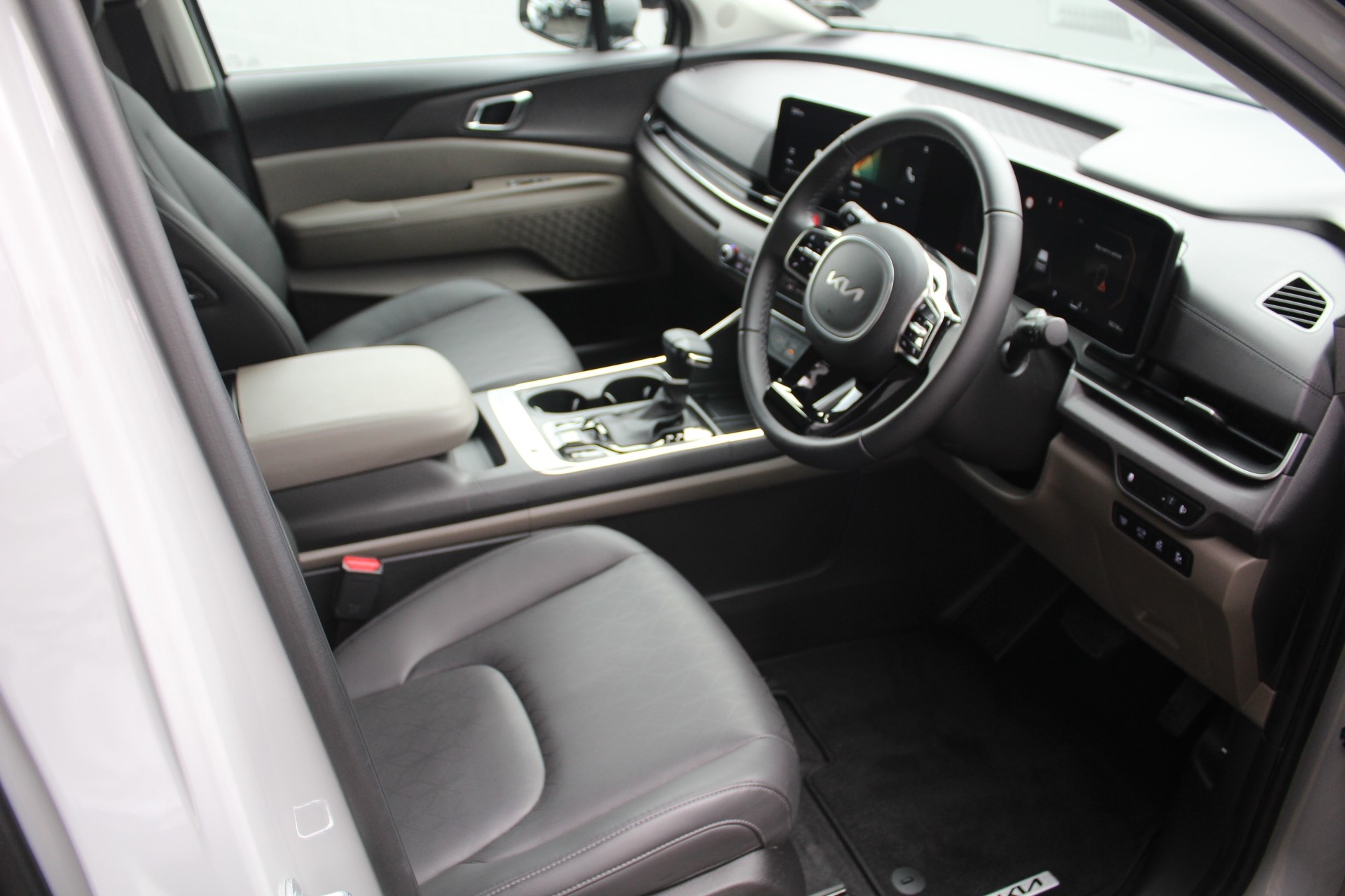 2025 Kia Carnival Deluxe 2.2L Turbo Diesel 8 Speed Auto Carousel 12