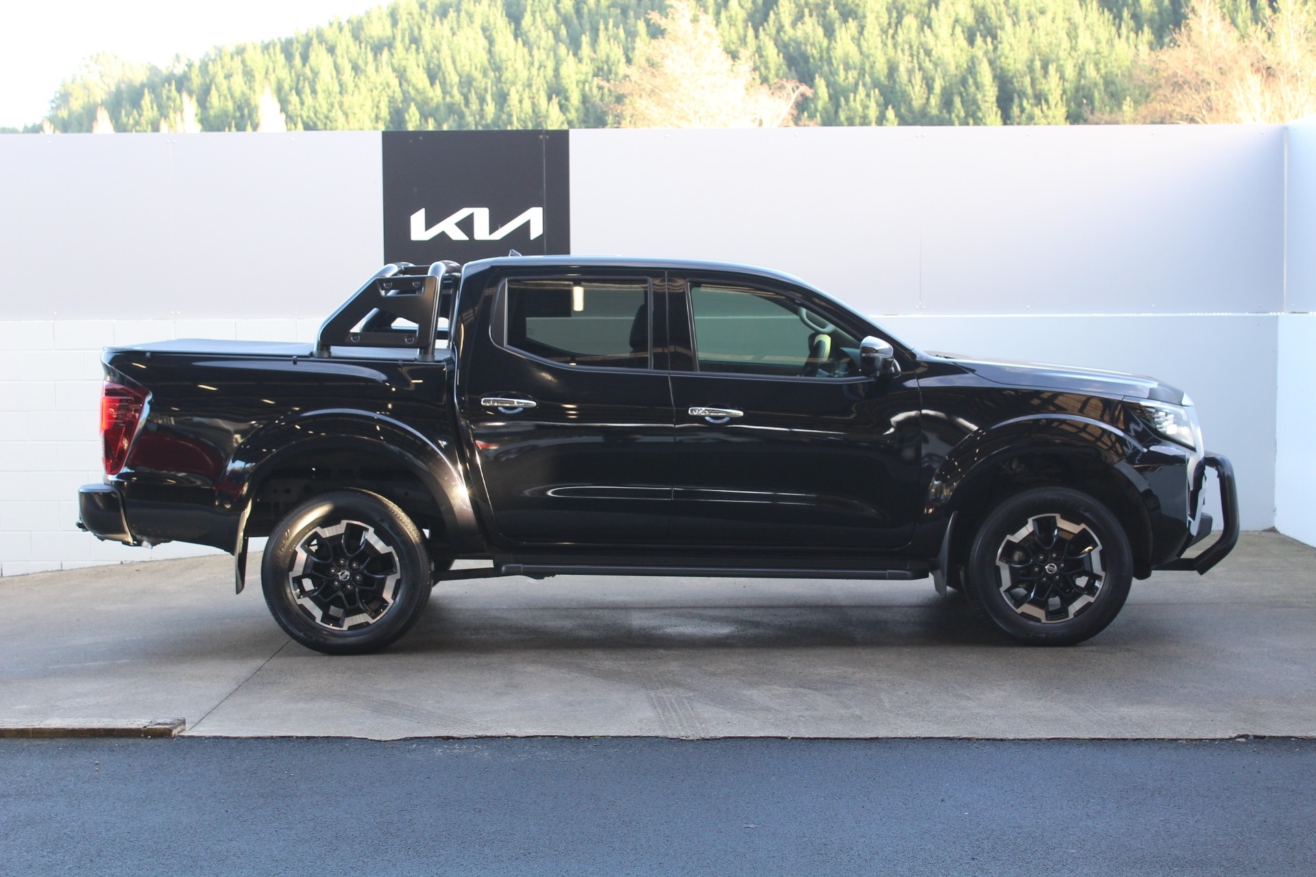 2025 Nissan Navara ST-X 2.3 Turbo Diesel 4WD Auto Collage 1