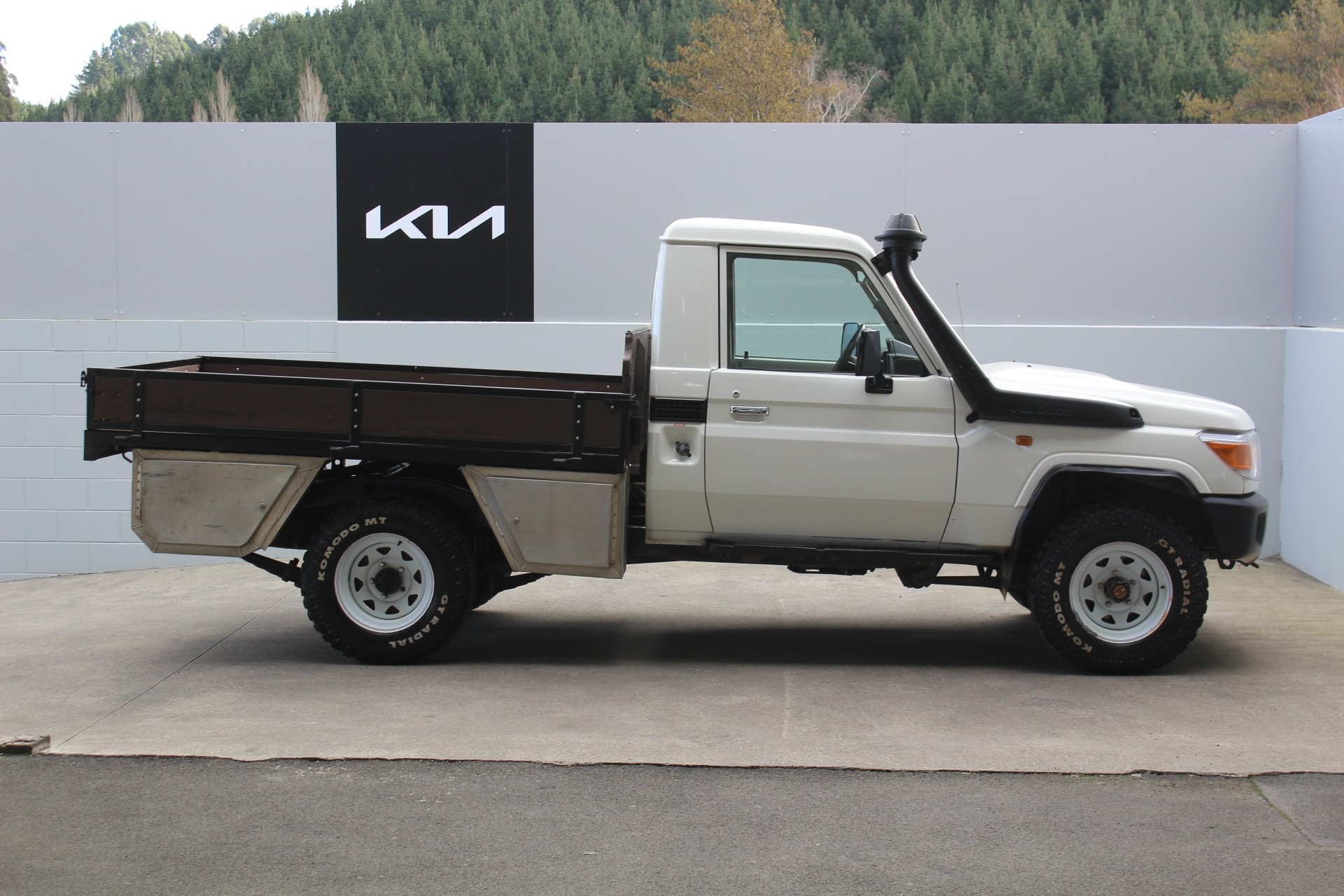 2007 Toyota Land Cruiser 4.5L V8 Turbo Diesel 4WD Manual Collage 1