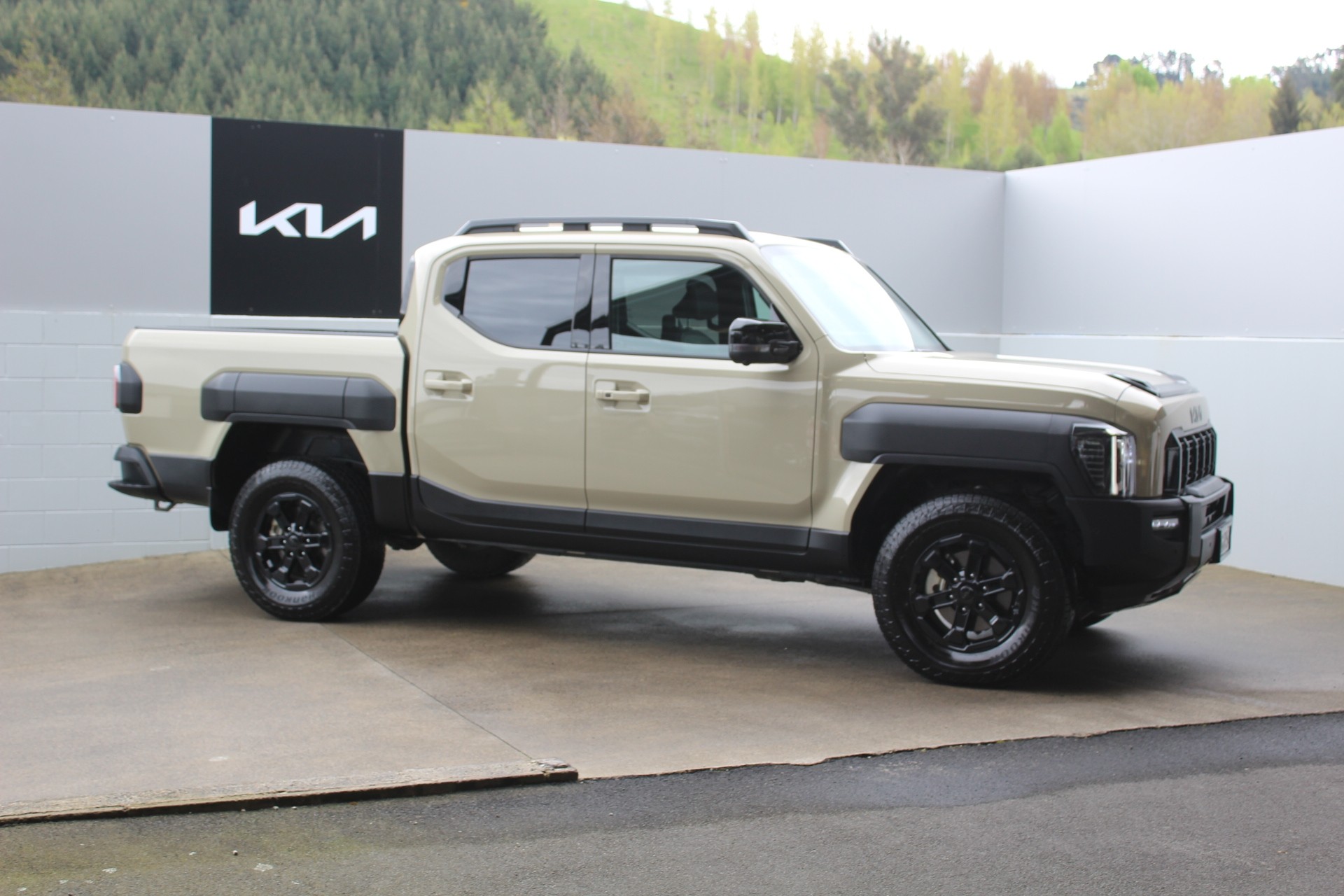 2025 Kia Tasman X-Pro 2.2 Diesel 4WD Dual Cab Wellside Collage 1