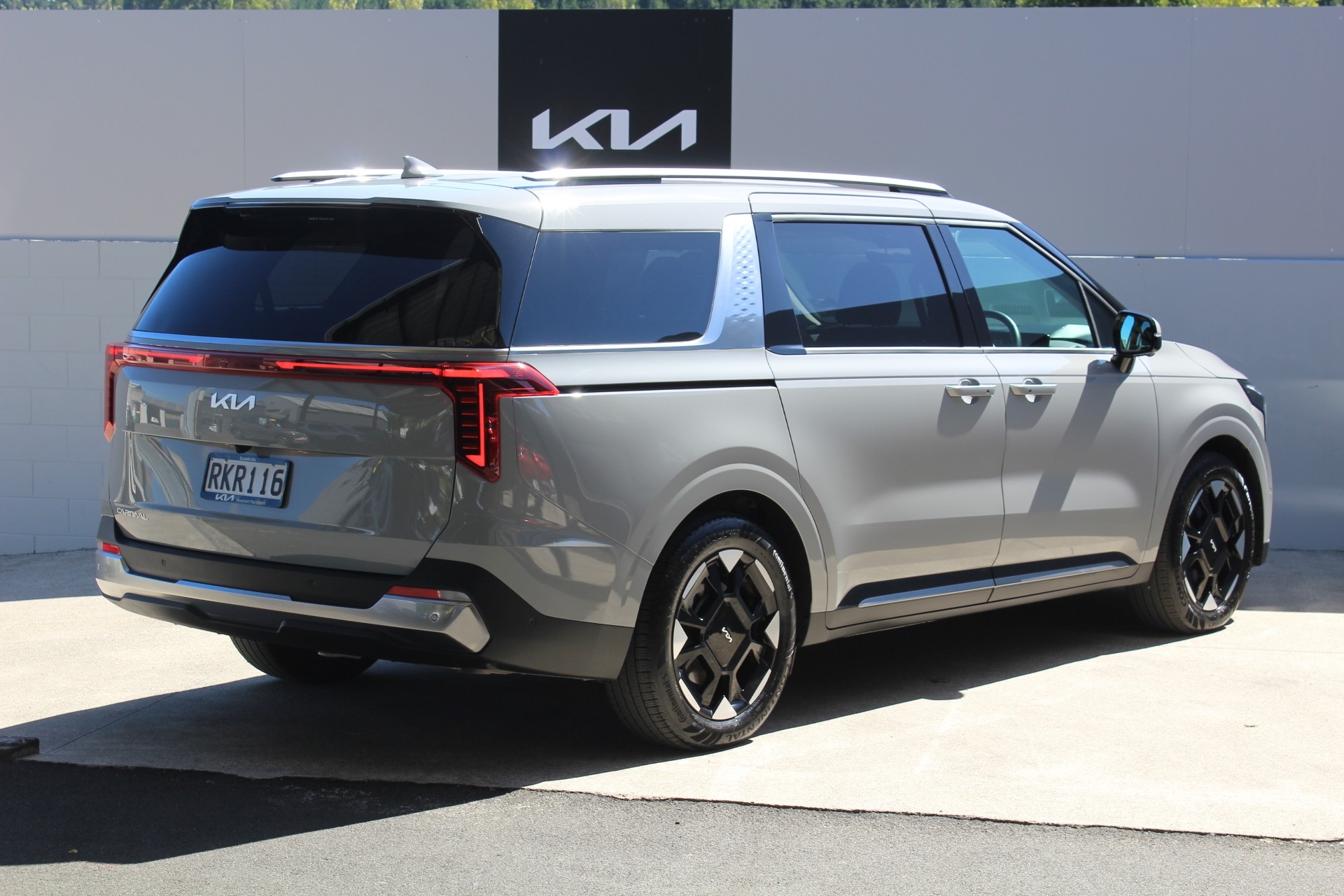 2025 Kia Carnival Premium 2.2L Turbo Diesel 8-Seat Carousel 2